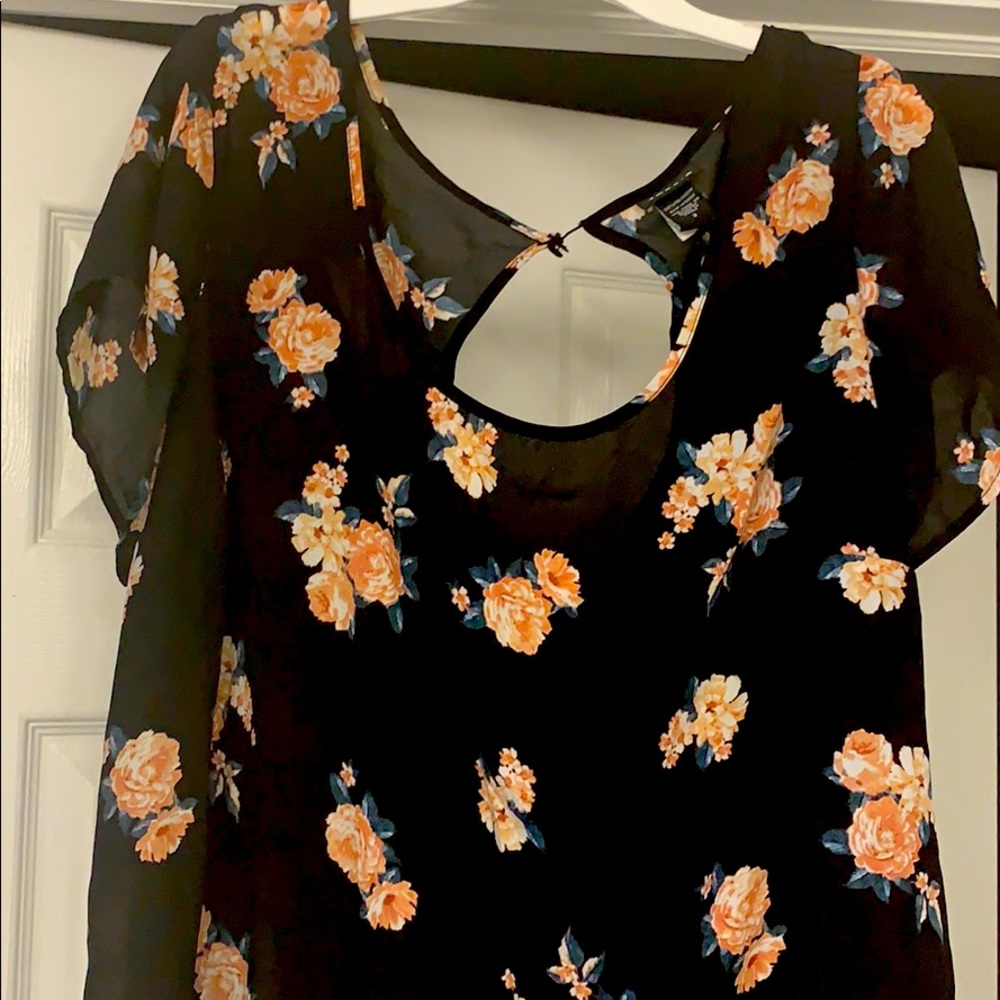 Size 3 Torrid Keyhole Back floral Blouse
